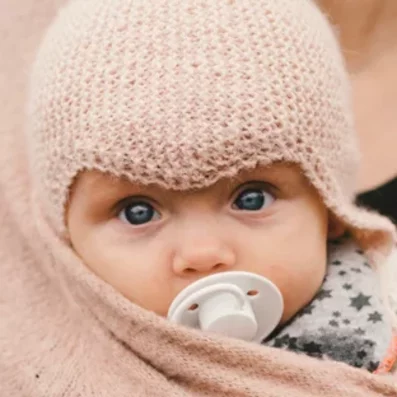 Aufnahme von einem Baby in einer Trage