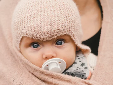 Aufnahme von einem Baby in einer Trage