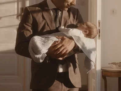 Vater hält Baby liebevoll im Arm