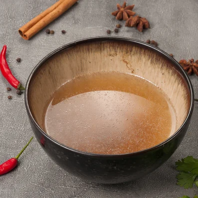 Misobrühe in einer Schüssel auf einem Tisch.