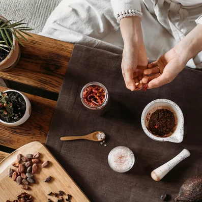 Frau bereitet heiße Schokolade mit Chili zu.