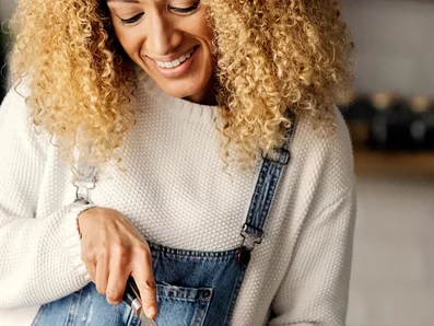 Frau kocht Hühnersuppe bei einer Erkältung.