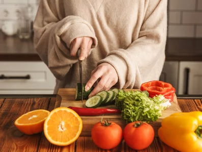 Frau bereitet gesundes Essen zu.
