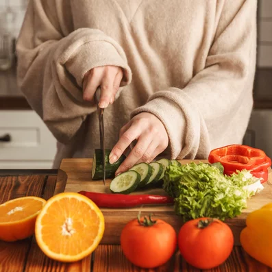 Frau bereitet gesundes Essen zu.