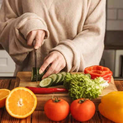 Frau bereitet gesundes Essen zu.