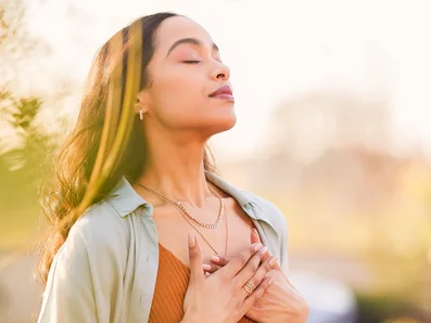 Unser Atmungssystem besteht aus verschiedenen Atmungsorganen. Frau nimmt genüsslichen Atemzug in der Natur.