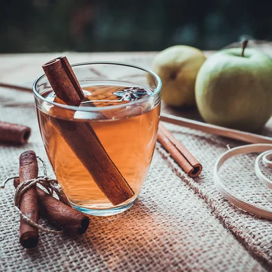Tee mit Apfel und Zimt in einem Glas. 